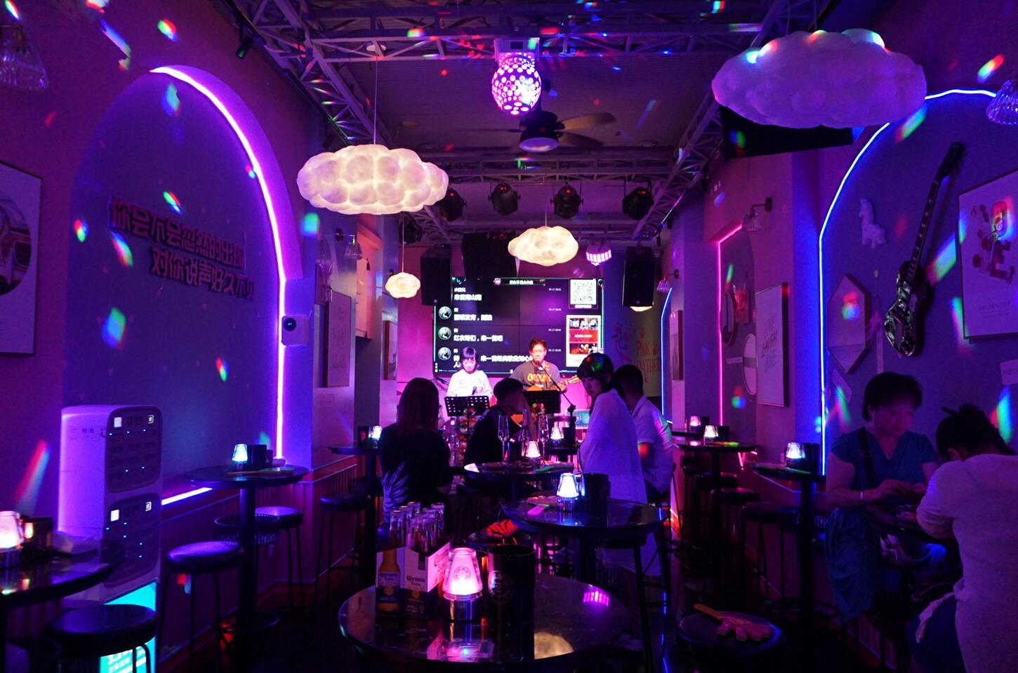 粉色羽毛、星空灯、透明泡泡，没错，一起来好久不见约听歌啊