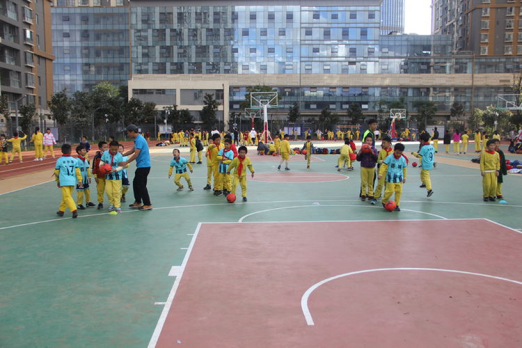 6岁到10岁孩子的足球训练,足球的魅力让小朋友们与足球结缘