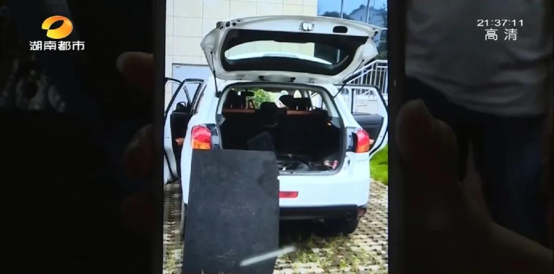 长沙丽发新城三期地下车库雾气弥漫，天花板凝结大量水珠，走在地上如“抹油”！物业：潮湿属雨季返潮