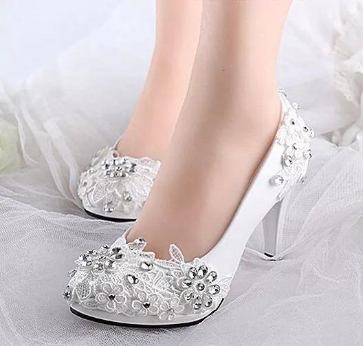 买了双白色高跟鞋，嫌太单调，稍加改造就美过新娘鞋，附教程