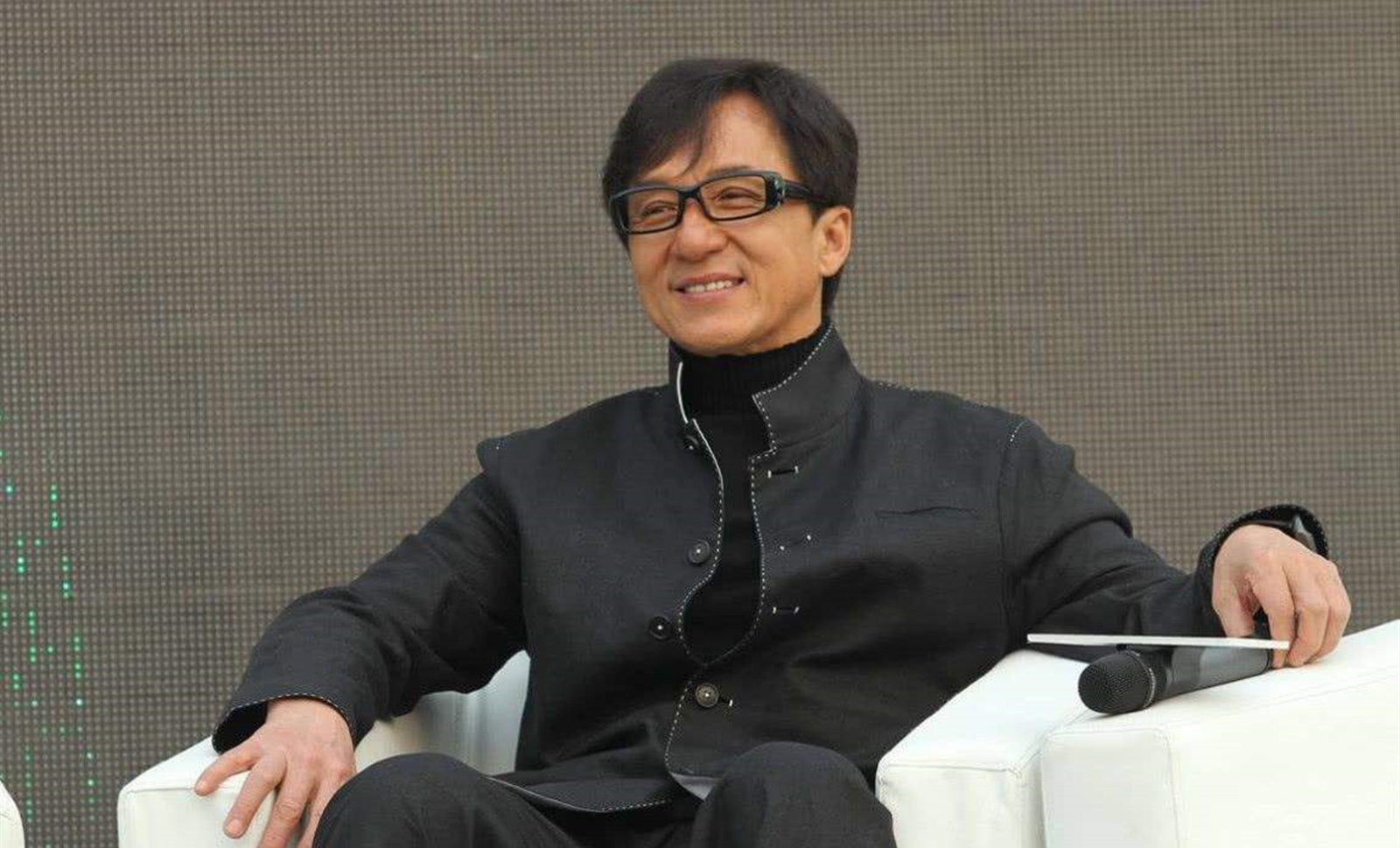 当年的香港娱乐圈有多乱？成龙被逼拍戏，李连杰经纪人被惨遭杀害