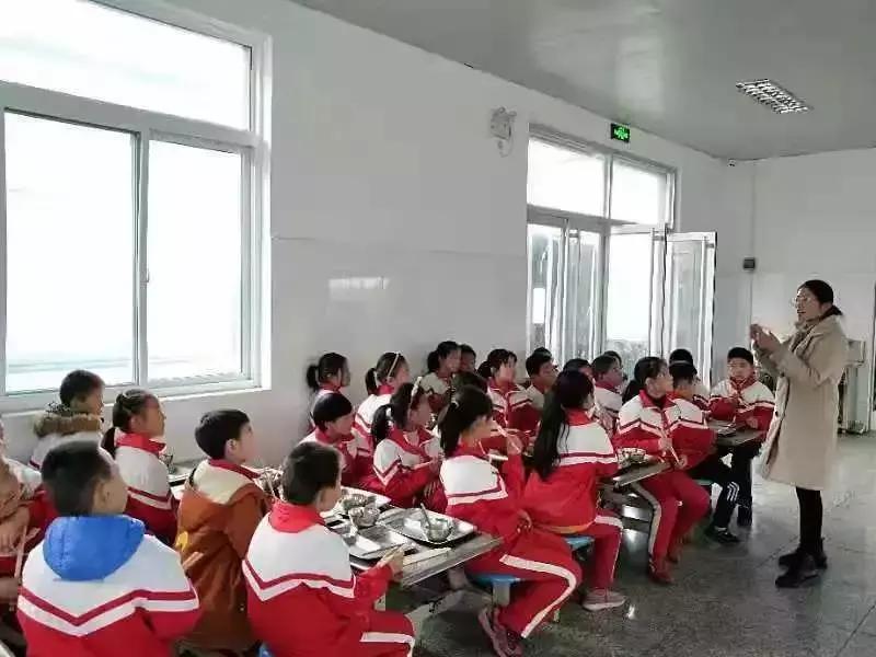 一双筷子引发的思考——董家镇柿子园小学开展了解筷子文化活动