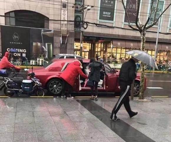 劳斯莱斯里面配的雨伞,劳斯莱斯上带雨伞