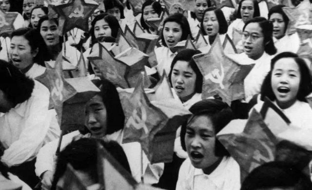 1949年开国大典，毛主席正装之下，穿着4个大窟窿的羊毛衫裤