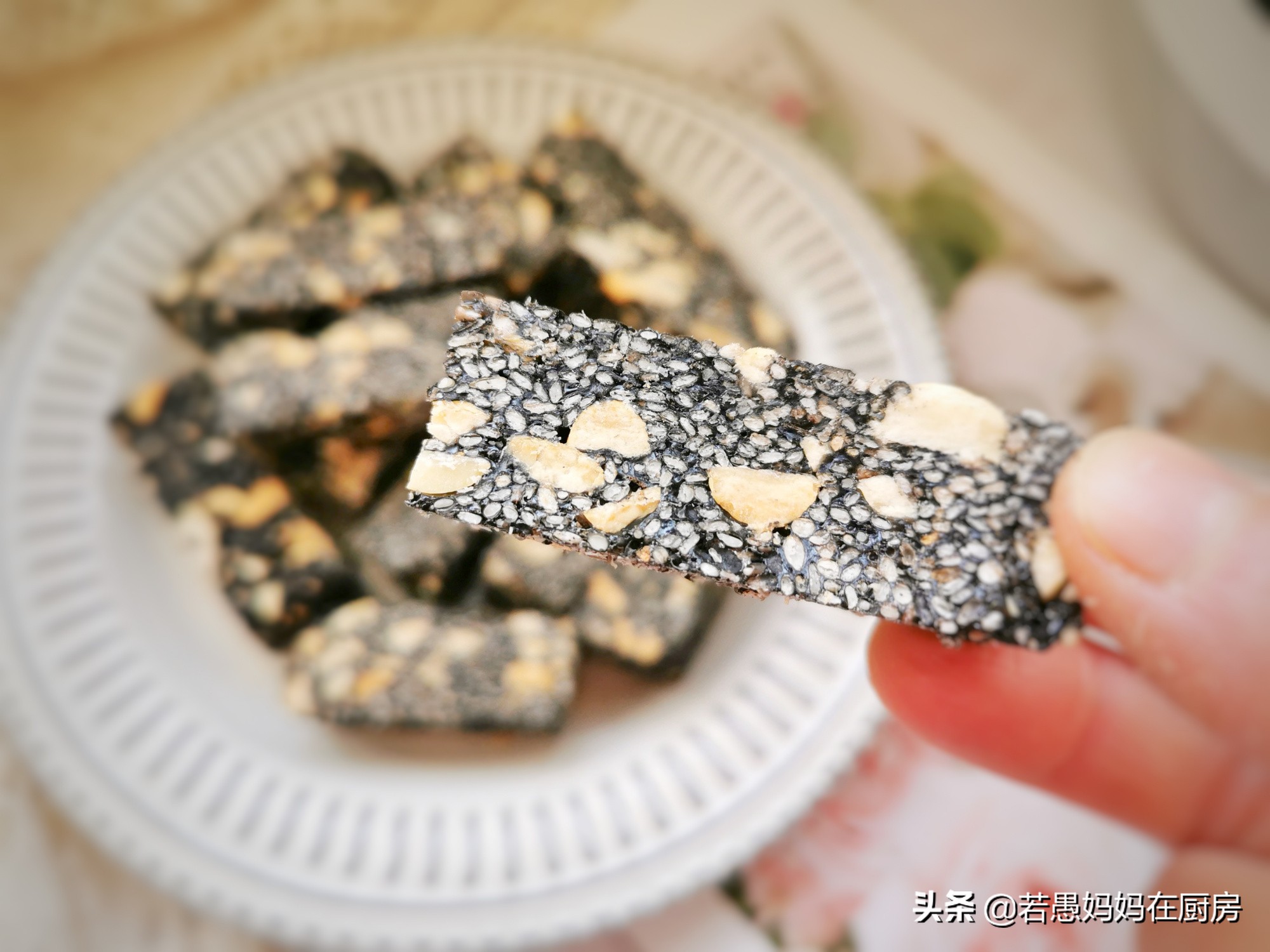 酥脆芝麻花生糖做法,在家做芝麻花生糖的方法