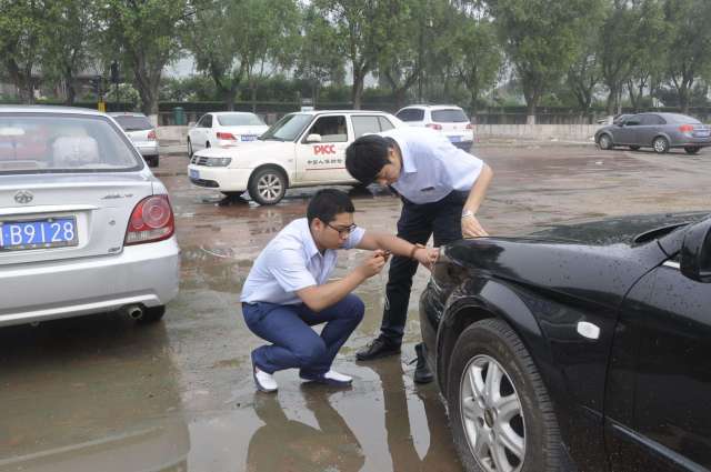 车子停在路上被撞了怎么报险,车停路边被撞先报保险还是先报警