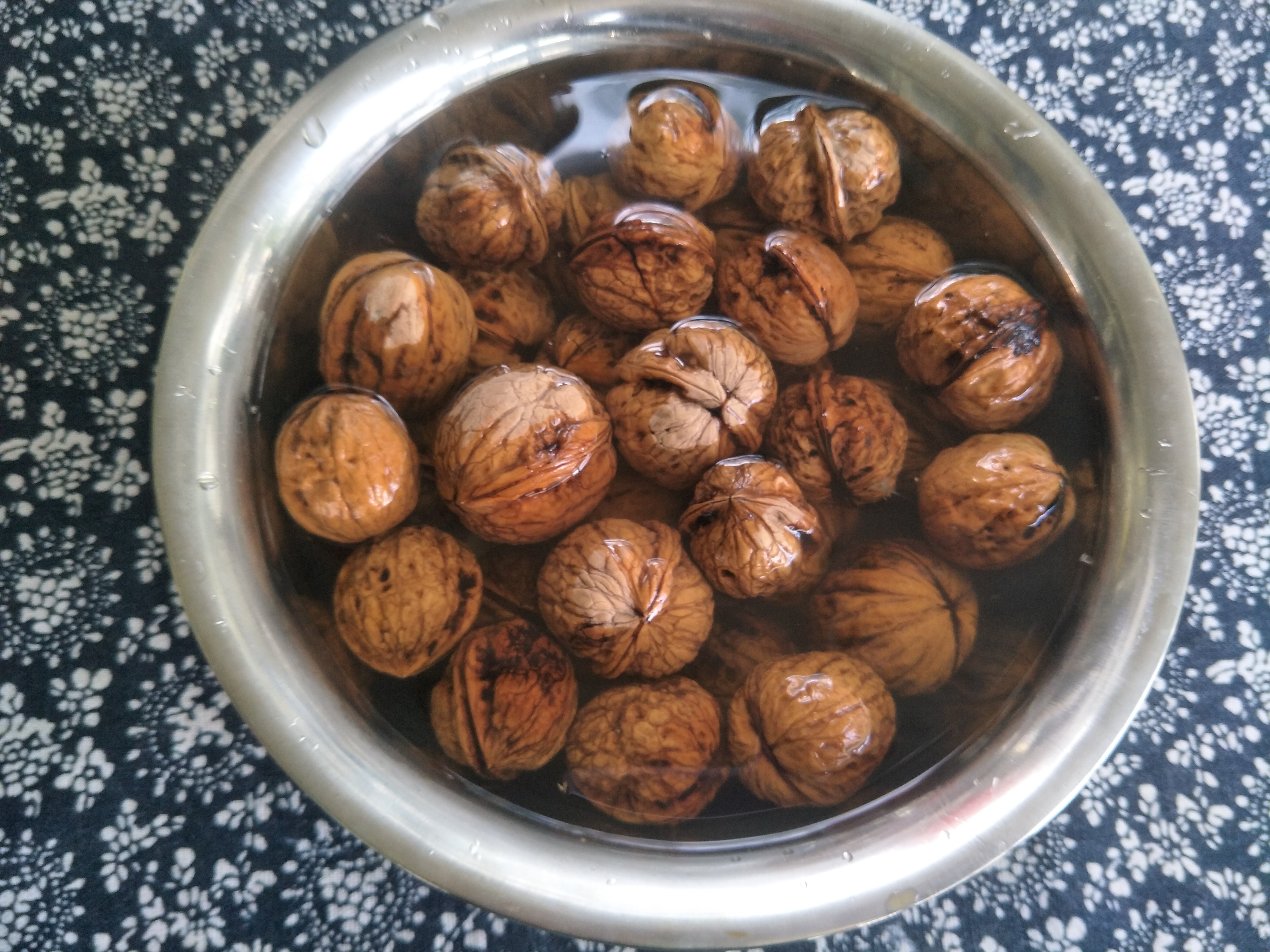 核桃怎么蒸才能脱壳,巧剥核桃上锅蒸的妙招