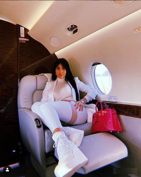 c罗在赛场亲吻乔治娜,c罗和女友乔治娜穿球衣合照图