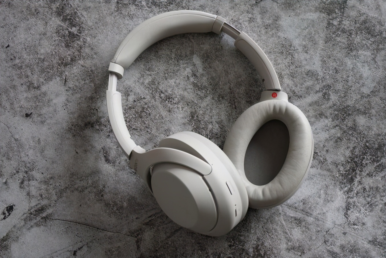 商品观察：2021年，索尼用WH-1000XM4加冕头戴耳机的世界之王