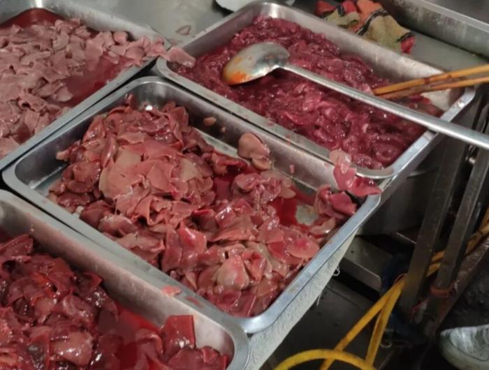 武昌这家牛肉粉13块一碗牛肉超多,武汉青山有名的牛肉粉