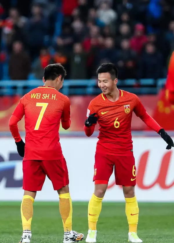 国足头像壁纸,韦世豪张玉宁亚洲杯配合