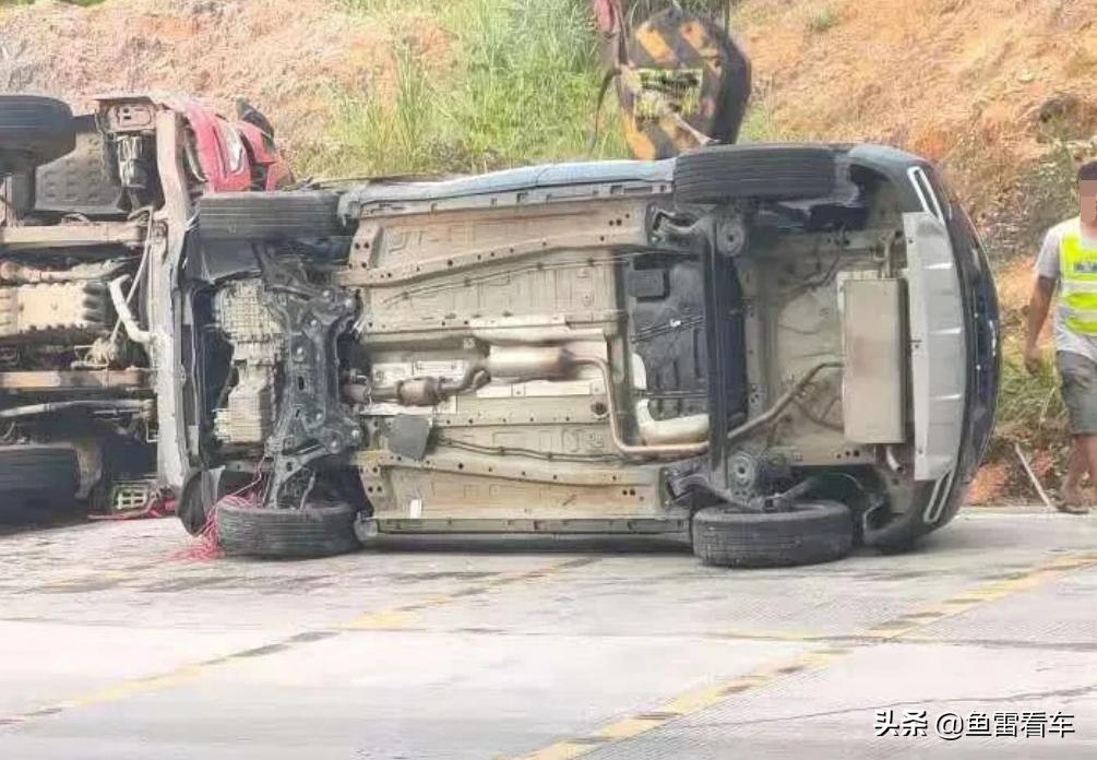 角度刁钻,奇瑞瑞虎5x碰撞重卡车顶,网友:跑山路累了躺下休息