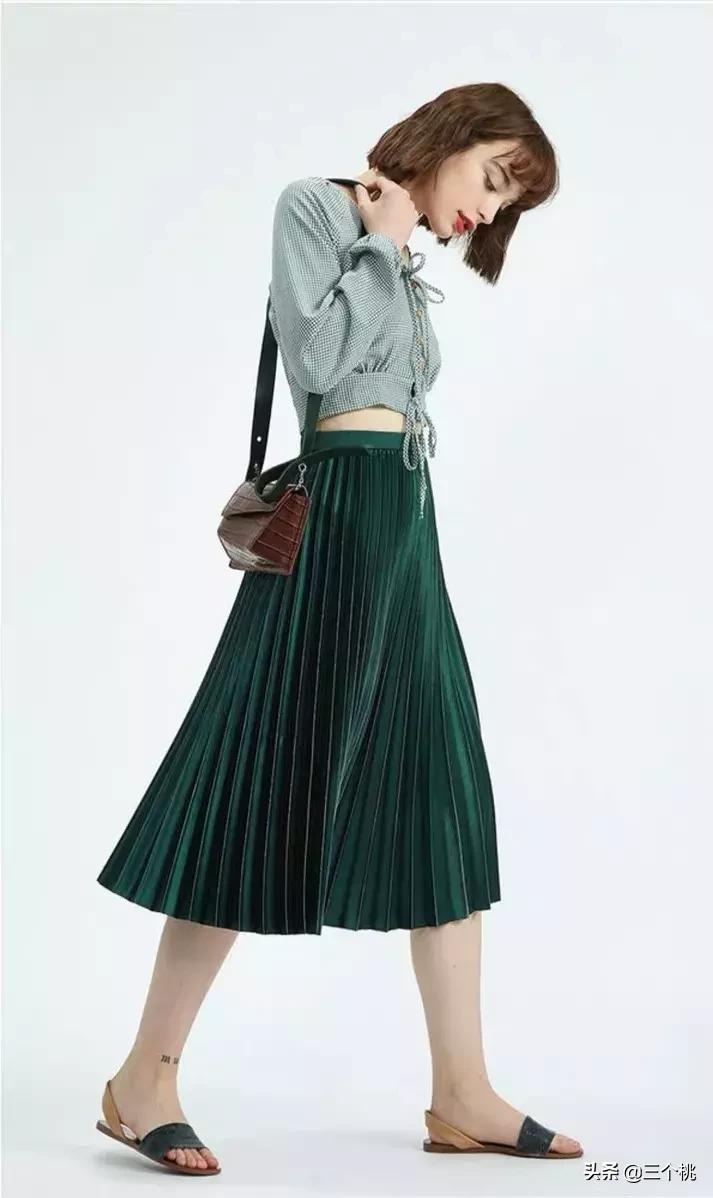 今年流行的裙子不穿高跟鞋,穿今年最流行的裙子