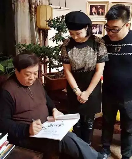 范曾为赵忠祥写的挽联内容,赵忠祥范曾挽联