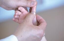 宝宝打嗝儿，亲手推拿宽胸理气、降逆止呃疗效好