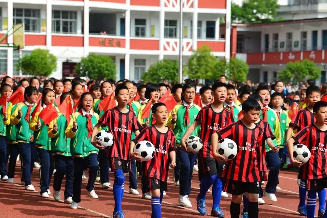 绿茵草地挥斥方遒阳光体育梦圆今朝