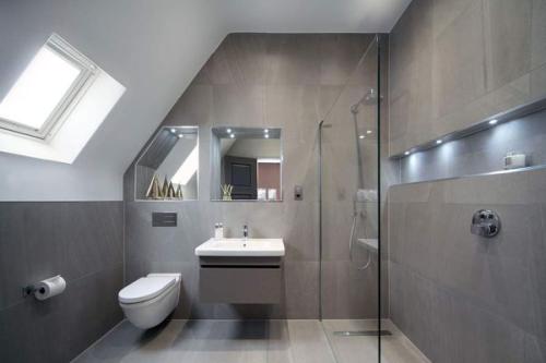 装修师傅说不会装壁挂马桶,壁挂式马桶为什么不需要抬高地面