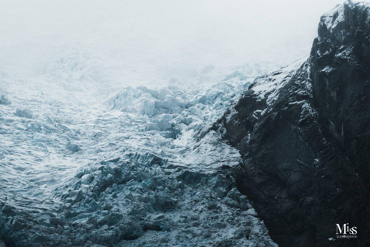 哑光妆容的魅力，在于提供漆黑的夜晚，展现色彩之美