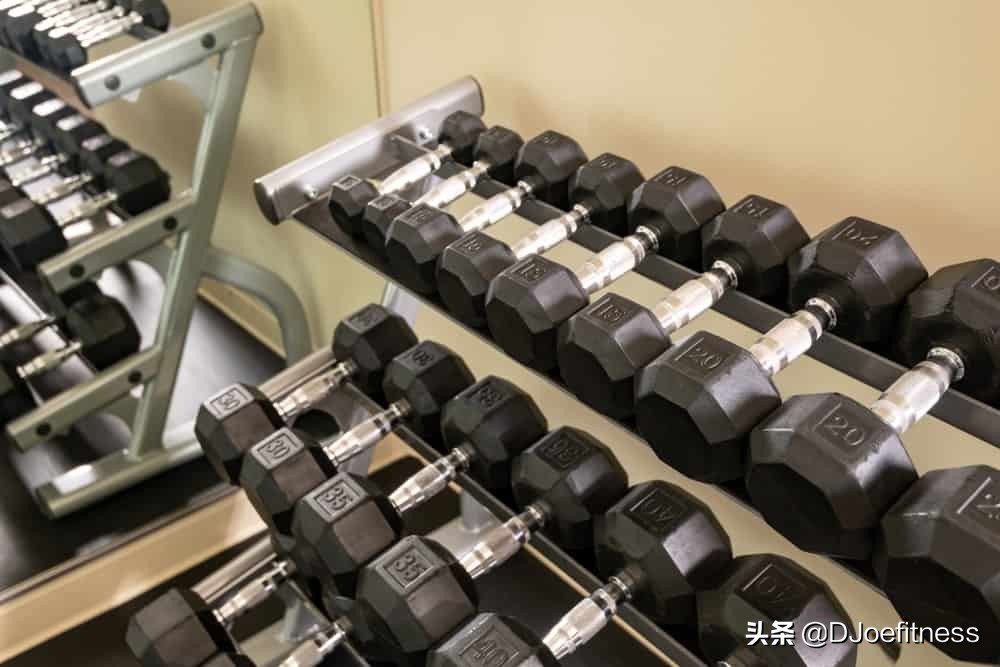 在健身房里练杠铃哑铃的正确动作,健身器械是练习轻的还是重的