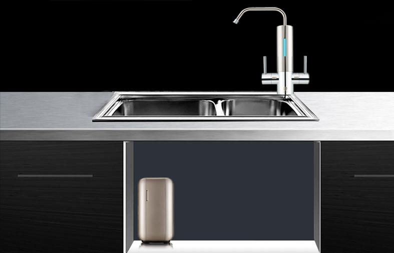 厨房净水器直饮机安装效果图,壁挂直饮机安装在餐厅效果图