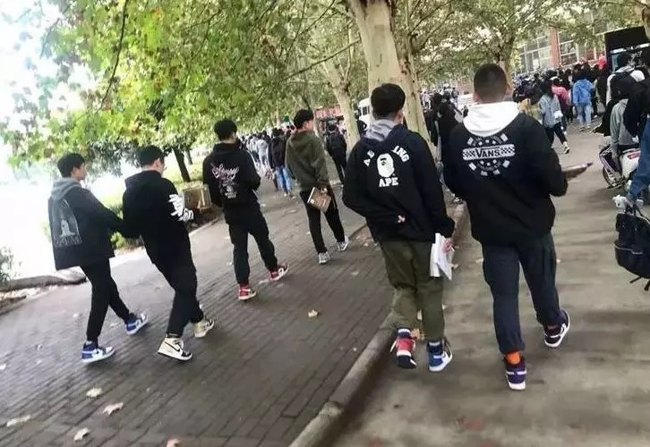 沉浸在AJ,椰子里“鞋文化”的95后00后,是真爱还是愚蠢跟风?