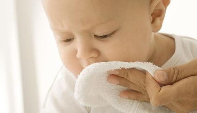 宝宝出现吐奶的情况该怎么办,宝宝吐奶怎么办1分钟带你了解