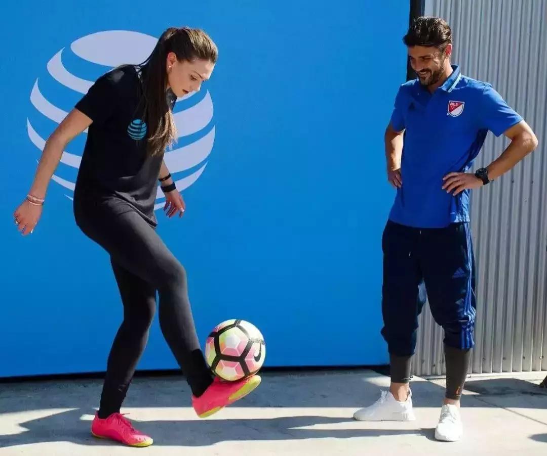 足球环绕地球,环绕地球足球慢动作回放