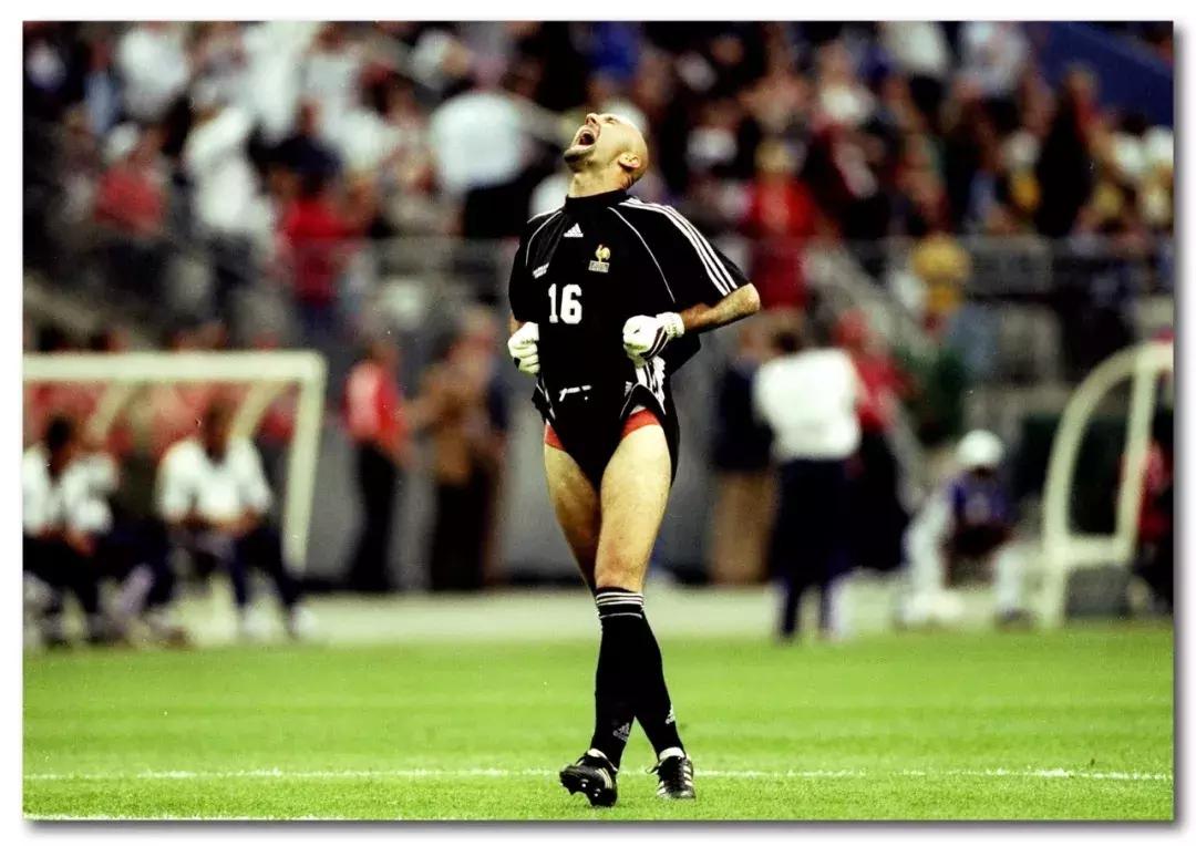 足球场为什么球员要吐口水,足球场上为什么球员乱吐痰