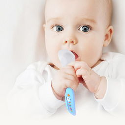 给宝宝喂饭老是咬勺子是怎么回事,宝宝吃饭老是咬腮帮是怎么回事