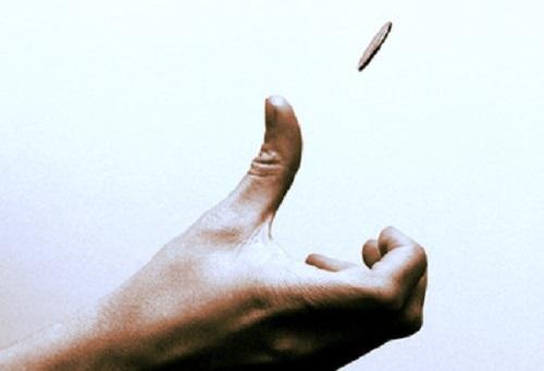 足球裁判用硬币决定开球方,足球比赛前由裁判抛掷一枚硬币