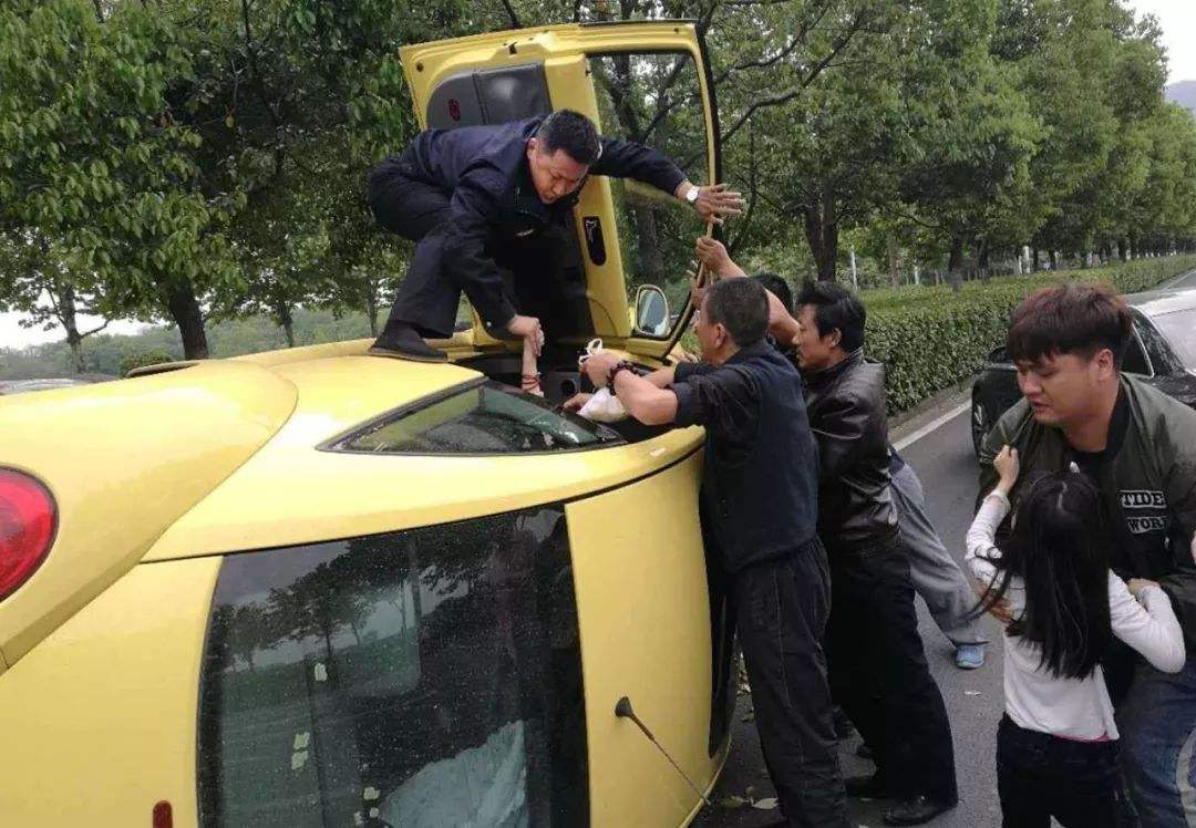 汽车侧翻事故如何处理好,当车发生剐蹭时该怎么办