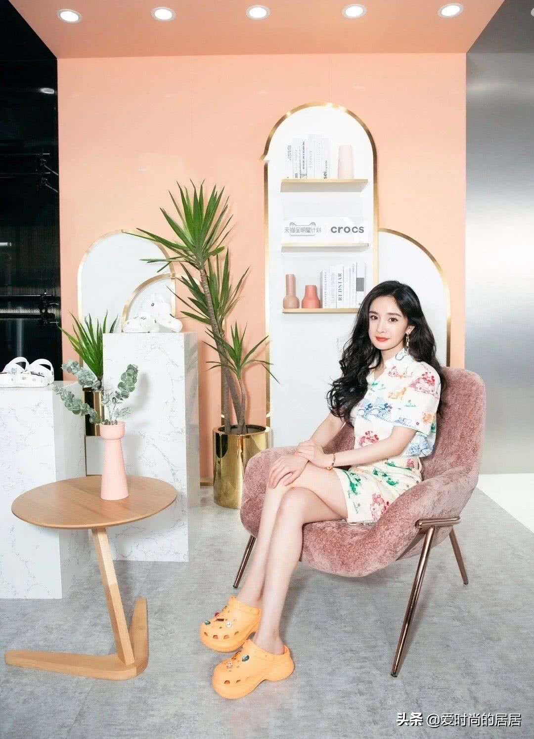 杨幂同款增高洞洞鞋最新女款,杨幂长筒袜配运动鞋超显年轻