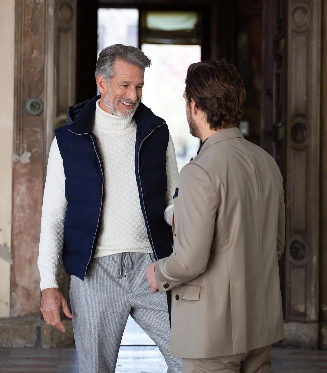 男人穿哪种羽绒马甲好看,四十多岁男穿马甲好看吗