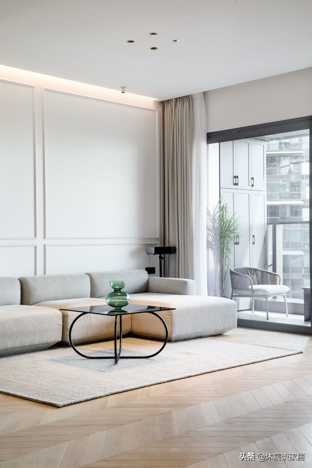 看完她的新家，才知生活可以如此有品质，室内极简大方且随性美好