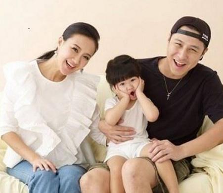 何妤玟：路人粉丝成老公，做缩阴手术被骂，如今离婚同居做朋友