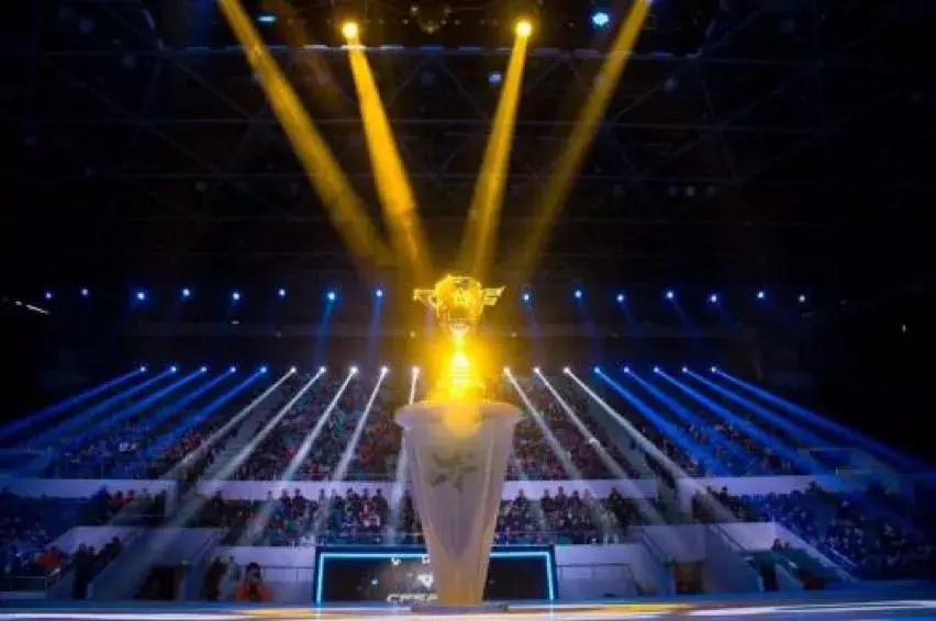 穿越火线六冠王打石头,穿越火线cfs总决赛2018