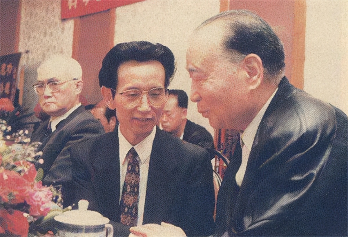 80年代“气功大师”严新跌落神坛，如今仓惶地逃往国外