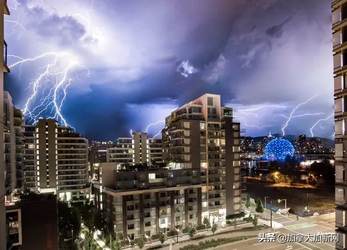 温哥华现最美晚霞+闪电温村秒变梦幻魔法城