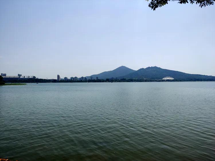 曾作为禁地，与外界隔绝二百六十多年的“玄武湖”，今日锣鼓喧天