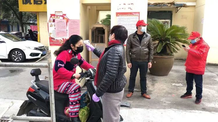 抗疫一线*党**旗红——*党**群一心“社区是堡垒,家家都参战”