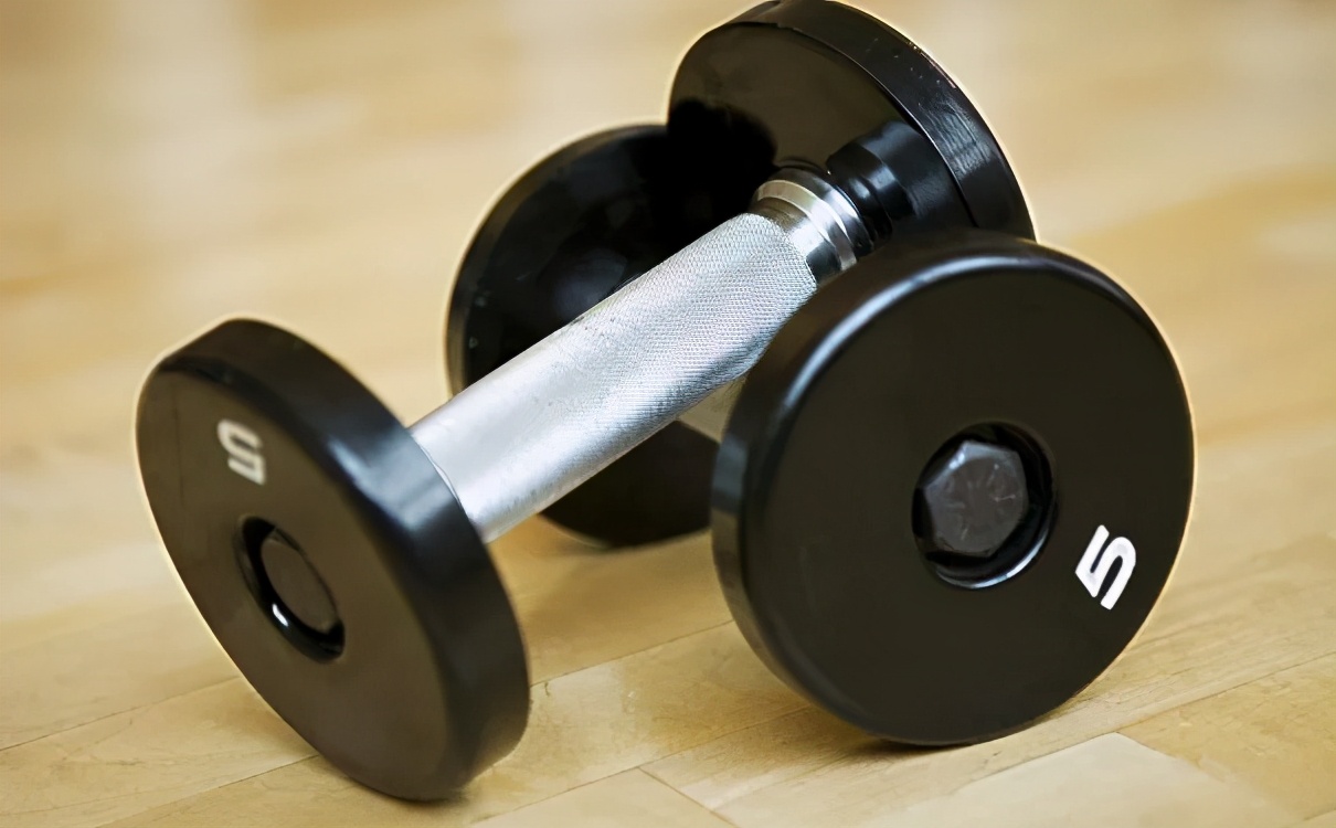 女子夜晚偷偷往*体下**塞东西，老公发现后惊掉了下巴