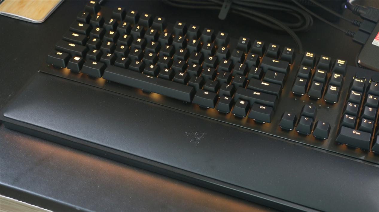 雷蛇猎魂光蛛粉晶键盘测评,雷蛇键盘猎魂光蛛v2线性轴评测