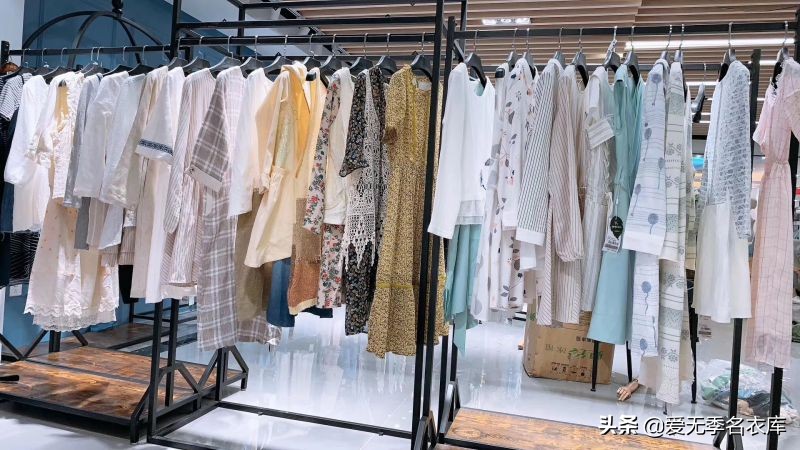 世佳折扣女装批发,品牌折扣女装走份批发