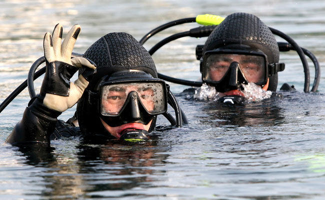 1964年，北越的蛙人有多厉害？六人巧施妙计，炸沉美军卡德号航母
