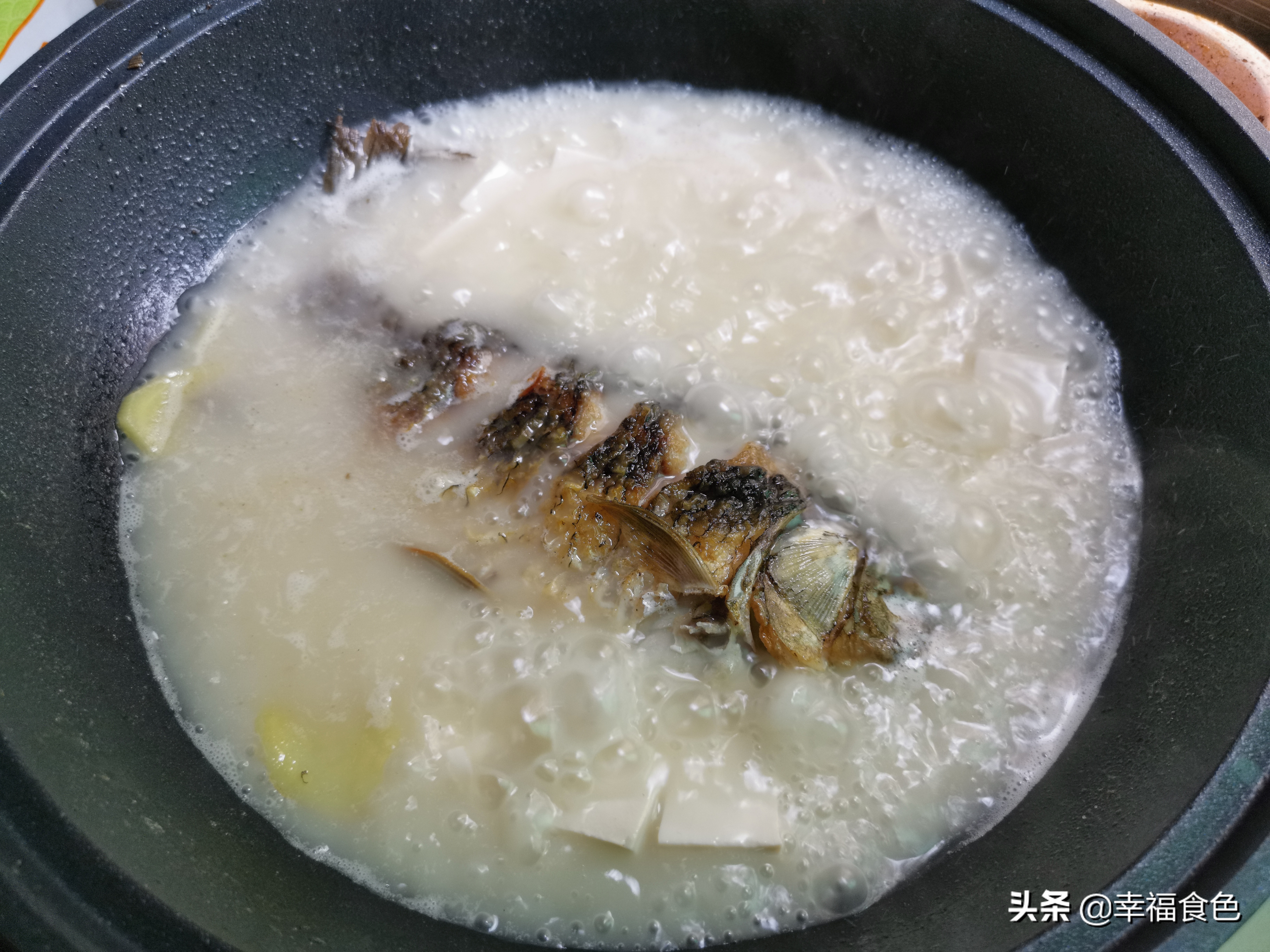 为什么冬天的鲫鱼熬汤不会白,鲫鱼用什么料熬汤好喝