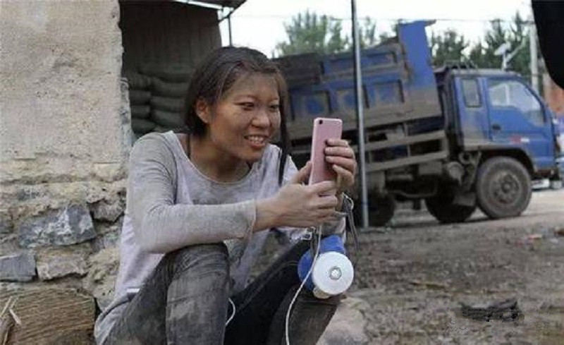 卖惨水泥妹现状,靠卖惨走红的水泥姐