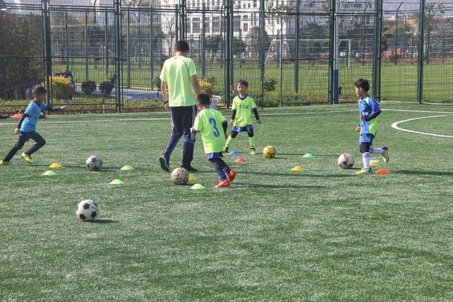 为梦想而努力青少年足球活动昆明,昆明少年足球训练营