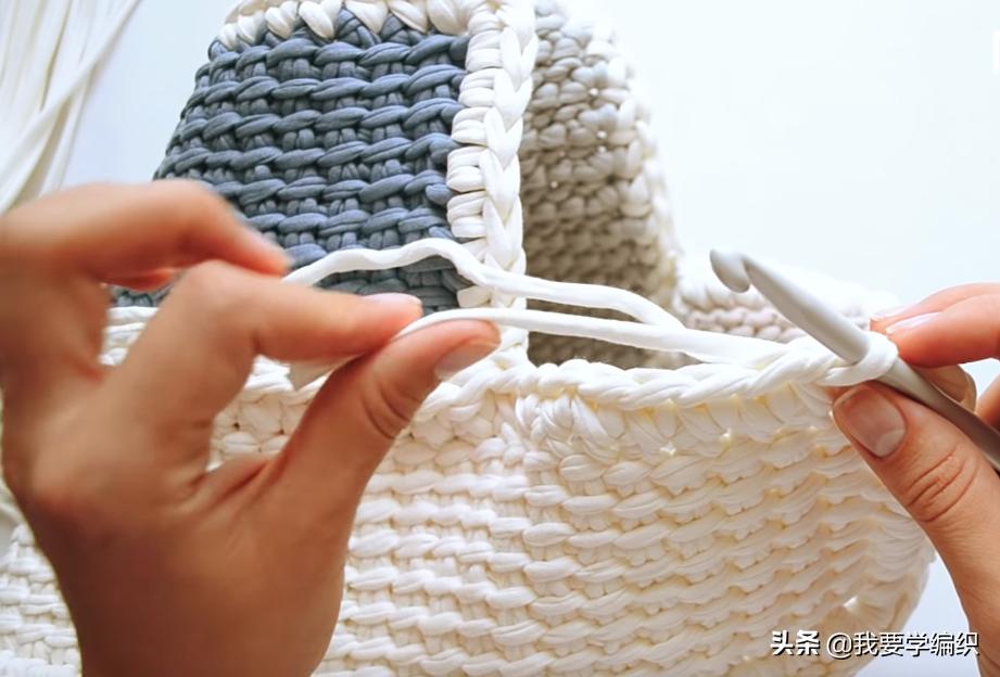 十一与其出门人挤人，不如在家看电视钩包包，一款拼色手提袋教程