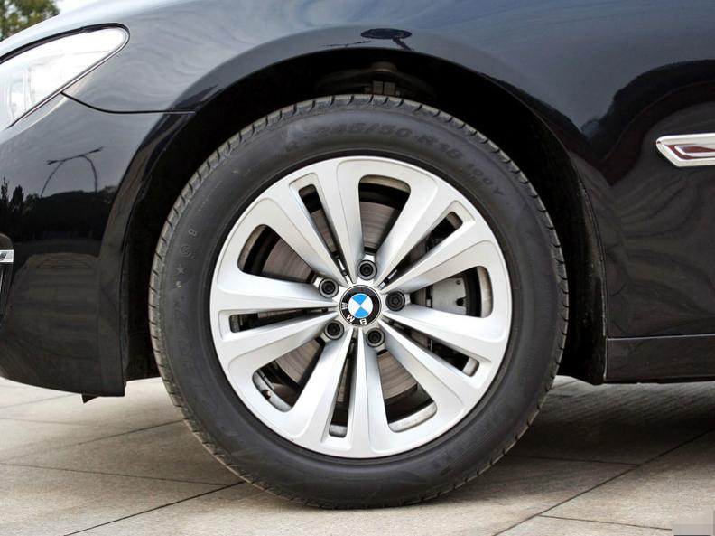 为什么宝马轮胎不怕偷,为啥说奥迪的轮胎偷不走