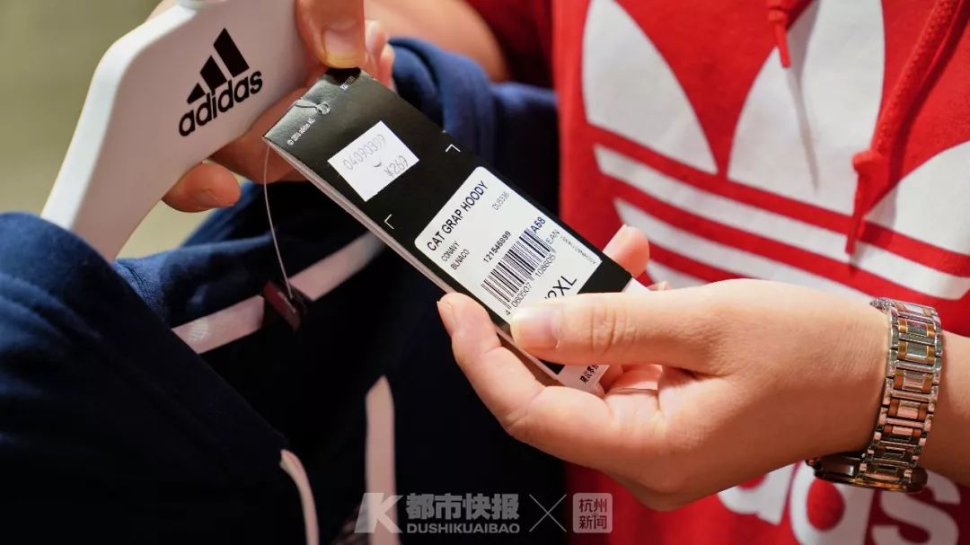 如何辨别耐克阿迪的真假,正品阿迪耐克的标有没有贴上去的